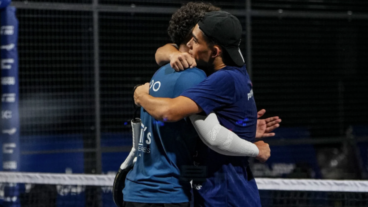 A close-up of two padel players hugging at the end of a match, showing sportsmanship and mutual respect on the court.
